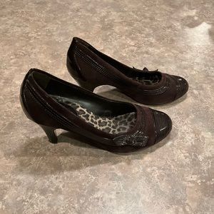 Used fabulare brown suede shoe